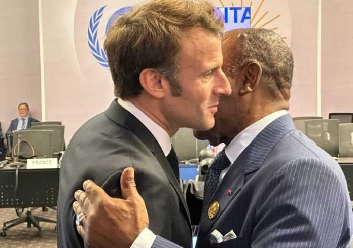 Ali Bongo et Emmanuel Macron en marge d'un sommet international
