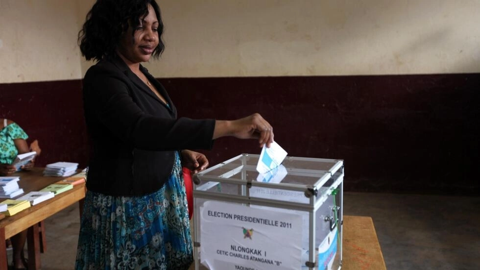Une femme met son bulletin dans l'urne lors de l'élection présidentielle au Cameroun