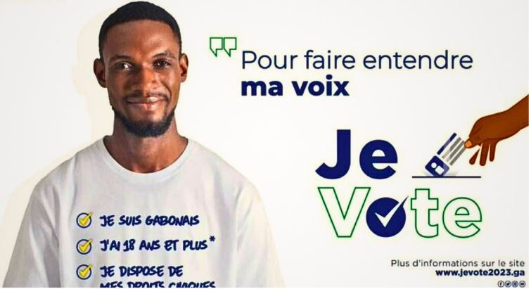 Un jeune homme souriant pour inviter les jeunes du Gabon à voter