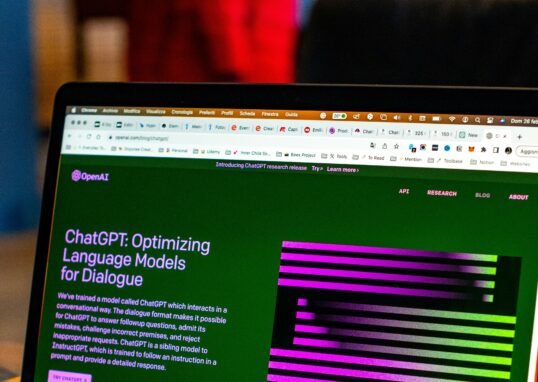 Ordinateur portable ouvert sur ChatGPT : être cité par ChatGPT