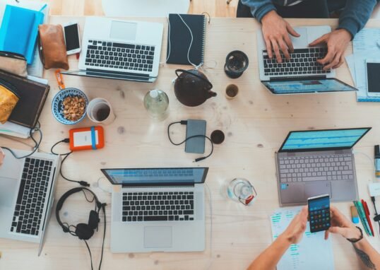 Équipe au travail pour prouver ton expertise