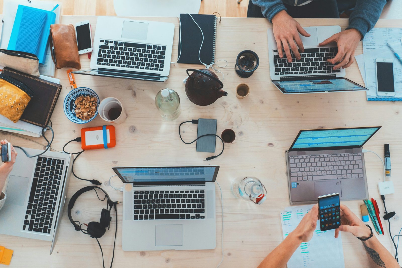 Équipe au travail pour prouver ton expertise
