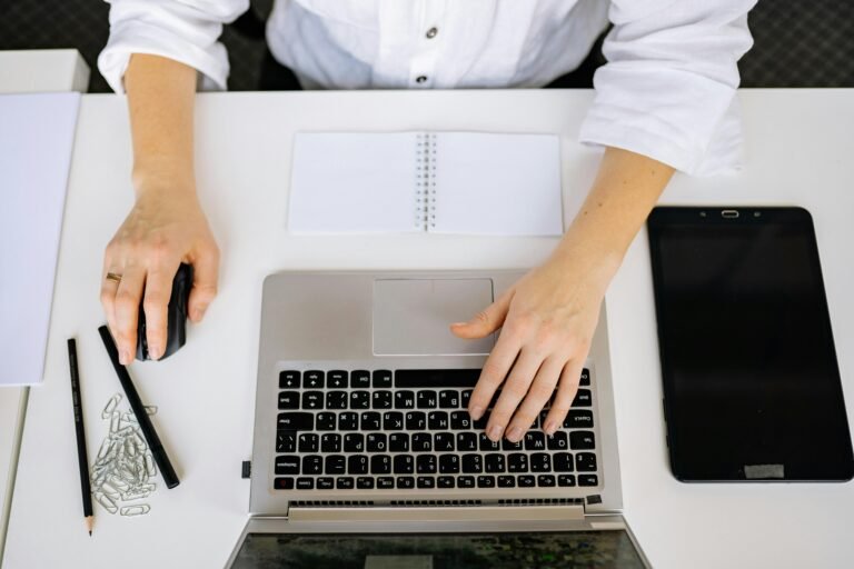 Deux mains sur un ordinateur