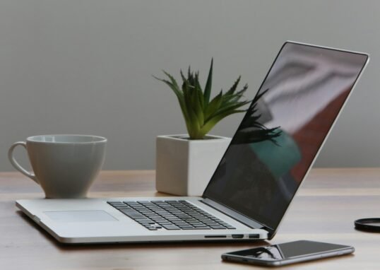 Ordinateur portable pour mesurer son SEO
