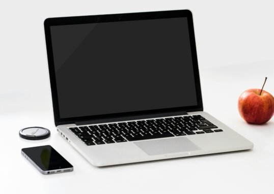 Ordinateur et téléphone pour mesurer les Core Web Vitals